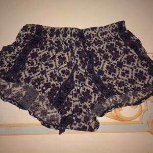 BRANDY MELVILLE SILKY FLORAL PRINT SHORTS